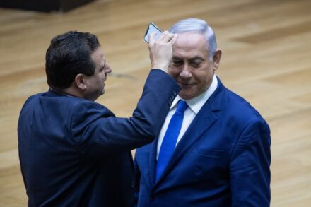 הרשימה המשותפת שמרה על קווי היסוד שלה, גם כאשר השותפים היהודים לשעבר האשימו אותה ש"הקצינה". איימן עודה שולף מצלמה מול בנימין נתניהו, 11 בספטמבר 2019 (יונתן זינדל / פלאש 90)