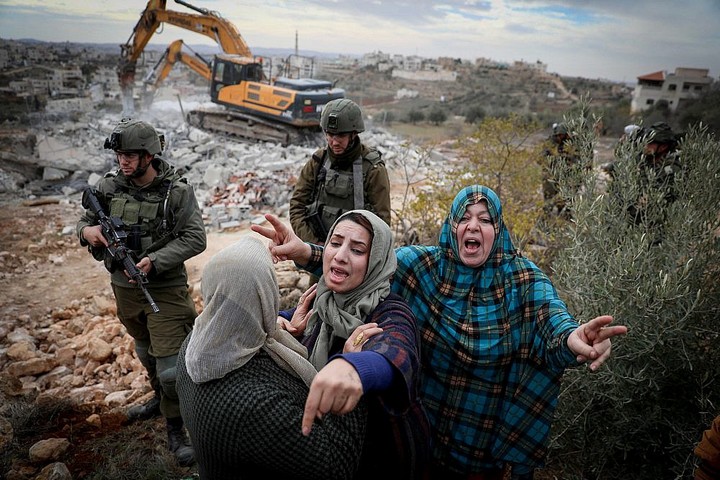הריסת בתי פלסטינים בגדה המערבית, ליד חברון, ב-28 בדצמבר 2021 (צילום: ויסאם השלמון / פלאש90)