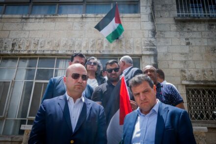 יו"ר הרשימה המשותפת, ח"כ איימן עודה, מבקר בביתה של העיתונאית ההרוגה שירין אבו עאקלה במזרח ירושלים, ב-11 במאי 2022 (צילום: ג'מאל עוואד / פלאש90)