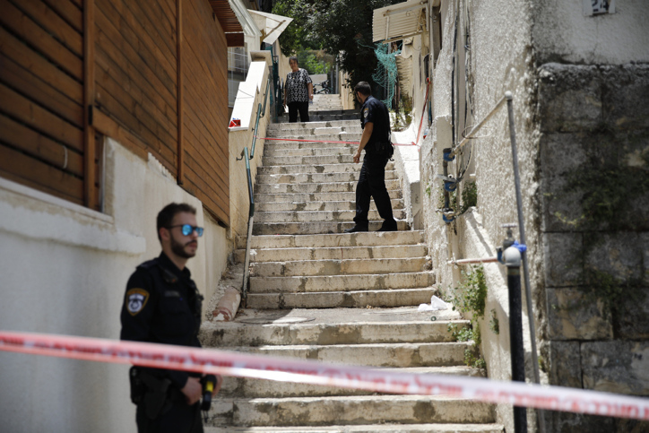 משטרה בזירת הרצח של סמר כלאסני בחיפה, ב-12 ביוני 2022 (צילום: שיר טורם / פלאש90)