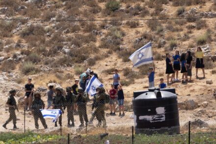 מתנחלים במעיין "עין קריות", תחת אבטחה צבאית, ב-24 ביוני 2022 (צילום: אורן זיו)