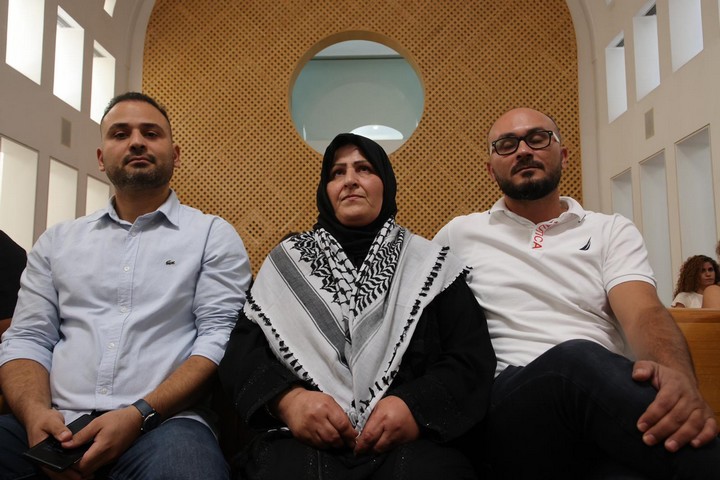 אמל סומרין (במרכז), ובניה אחמד (משמאל) ועלי (מימין), בדיון בבית המשפט העליון, ב-29 ביוני 2022 (צילום: אורן זיו)