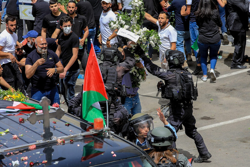 תמונות קשות, אבל לא יוצאות דופן. שוטרים מסתערים על ארונה של שירין אבו עאקלה בבית החולים סנט ג'וזף במזרח ירושלים (צילום: ג'מאל עוואד / פלאש 90))