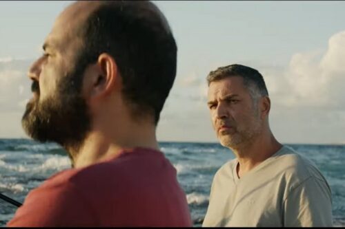 "אני חושב שזה מעשה סופר פמיניסטי מצד הבמאית, לשים את שני הגברים במטבח, בבית עם הילדים, ולהפוך את התפקידים המגדריים המסורתיים". אשרף פרח (מימין) ועאמר חליחל ב"קדחת הים התיכון"