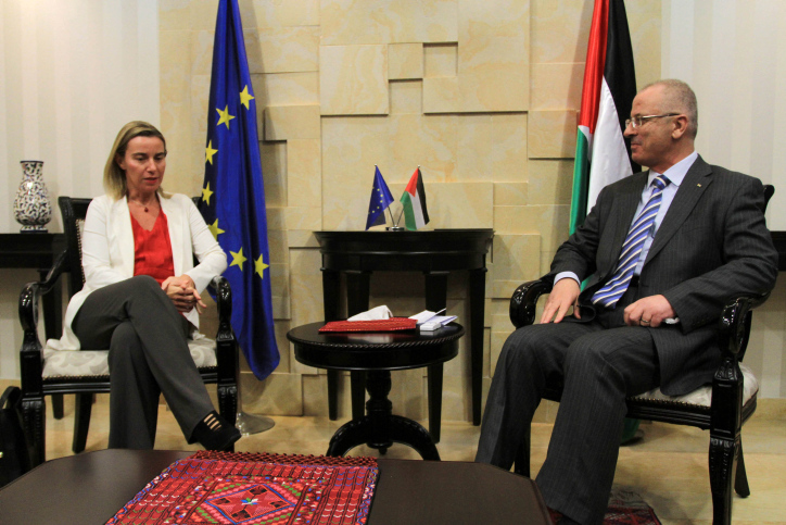הפלסטינים דוחים את הדרישות האירופאיות. ראש הממשלה הפלסטיני ראמי נסראללה עם שרת החוץ לשעבר של האיחוד האירופי, פדריקה מוגריני (צילום: STR . פלאש 90)