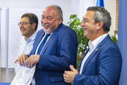שר האוצר, אביגדור ליברמן (במרכז), נשיא התאחדות התעשיינים, רון תומר (מימין), ויו"ר איגוד ההורים, מירום שיף (משמאל), ב-29 במאי 2022 (צילום: אוליבייה פיטוסי / פלאש90)