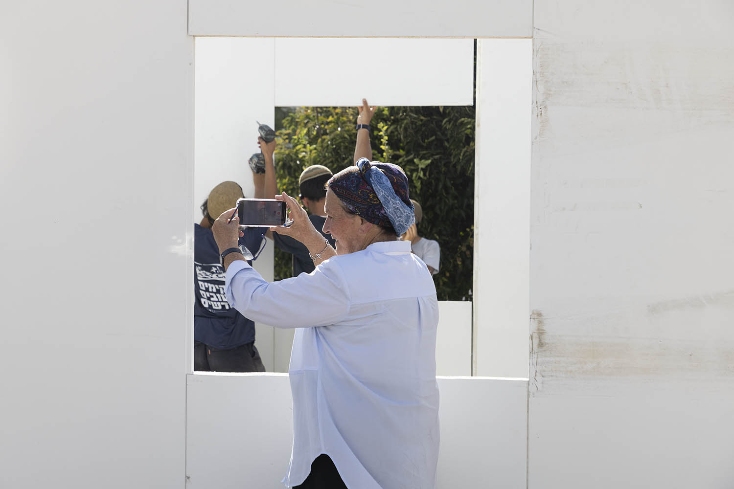 דניאלה וייס במהלך הקמת ״מאחז״ בכיכר הבימה בתל אביב, 12 ביולי 2022 (צילום: אורן זיו)