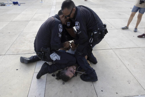 במטרה שלשמה הוקמה, להילחם באלימות שוטרים, מח"ש נכשלה. שוטרים עוצרים פעיל שמאל במהלך מחאה בכיכר הבימה בתל אביב, ביולי 2022 (צילום: אורן זיו)