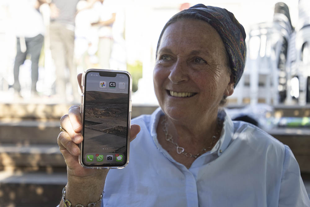 דניאלה וייס מציגה צילום של ״האביתר הבא״ בכיכר הבימה בתל אביב, 12 ביולי 2022 (צילום: אורן זיו)
