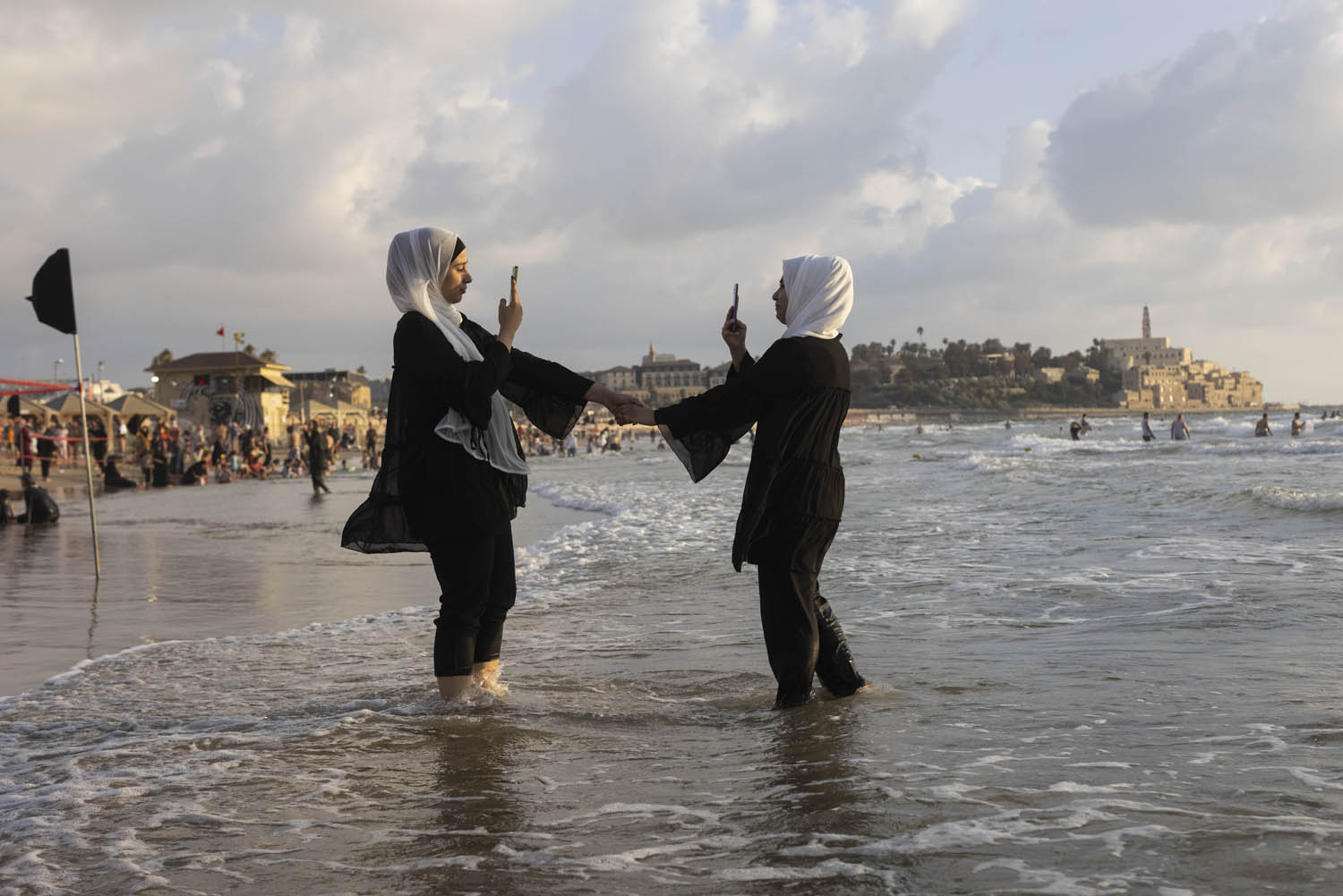 פלסטינים מבלים בחוף הים ביפו במהלך חג הקורבן, 10 ביולי 2022 (צילום: אורן זיו)
