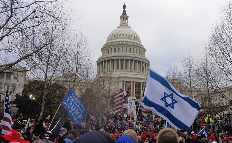 דגל ישראל בהסתערות על הקפיטול, ב-6 בינואר 2021 (צילום: Tyler Merbler/CC BY 2.0)