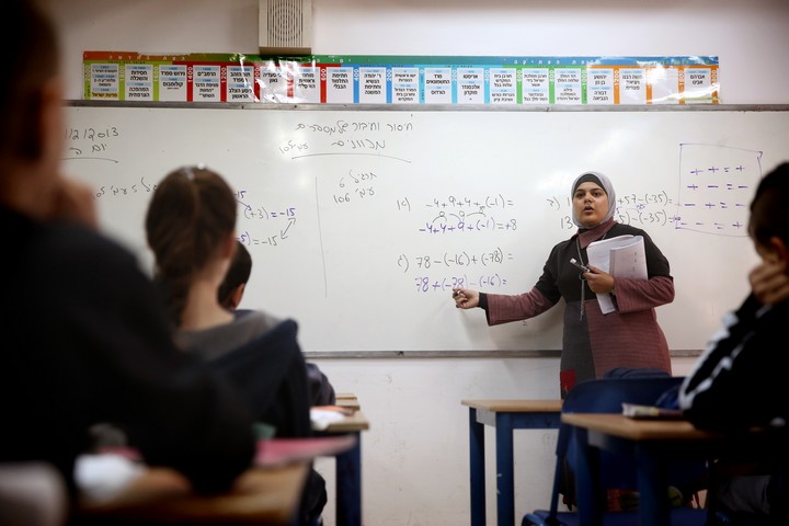 מורה ערבייה בחטיבת ביניים בקדימה, ב-2013 (צילום: הדס פרוש / פלאש90)