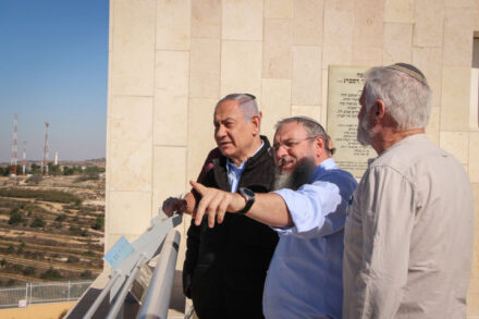 בנימין נתניהו מבקר בהתנחלות אלון שבות, ב-19 בנובמבר 2019 (גרשון אלינסון / פלאש90)