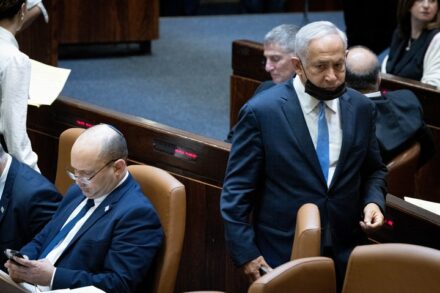 ראש הממשלה, נפתלי בנט, ויו"ר האופוזיציה, בנימין נתניהו, במליאת הכנסת, ב-4 בנובמבר 2021 (צילום: יונתן זינדל / פלאש90)
