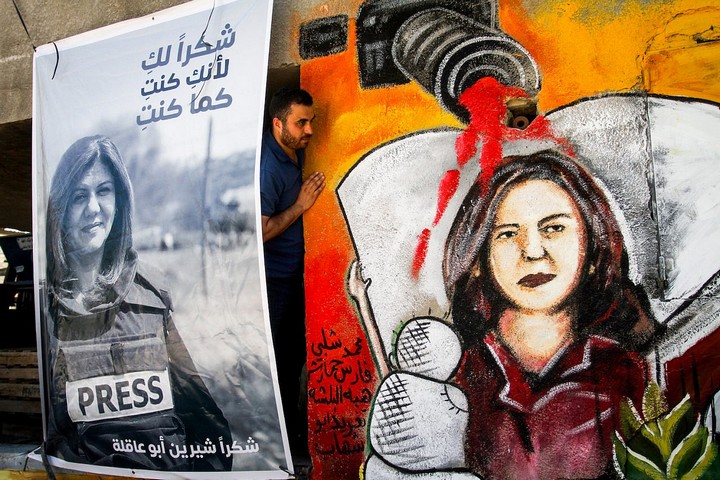 אתר זיכרון במקום שבו נורתה העיתונאית שירין אבו עאקלה, במחנה הפליטים ג'נין, ב-18 במאי 2022 (צילום: נאסר אישתיה / פלאש90)