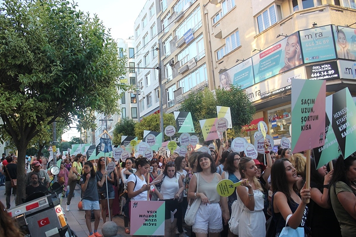 הפגנה פמיניסטית באיסטנבול (תחת הכותרת "אל תתעסק עם הלבוש שלי") ב-2017 (צילום: Neslihan_Turan, CC BY-SA 4.0)