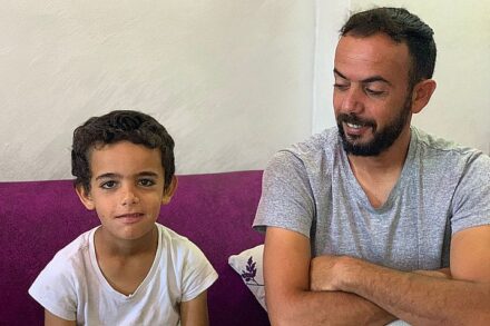 התקשרו אלי ואמרו לי: אנחנו מחזיקים את הילד שלך. ראש מועצת הכפר כיסאן, מוסא אל-עביאת עם בנו חסן (צילום: באסל אל-עדרה)