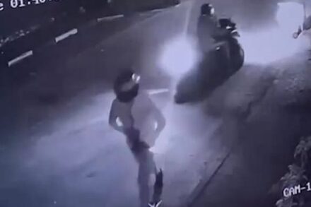 מי נתן לנער בן 17 מטען, מי נתן לו את הכסף? רגע הנחת המטען שבמג'ד אלכרום (מתוך סרטון שהפיצה המשטרה) מי נתן לנער בן 17 מטען, מי נתן לו את הכסף? רגע הנחת המטען שבמג'ד אלכרום (מתוך סרטון שהפיצה המשטרה)