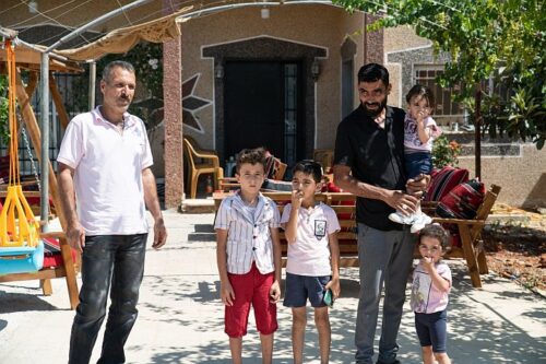 התנכלות מתמדת לתושבי הכפר. עסאם חאתר וסאלם אלחאז מול ביתם בבורקין (צילום: מתן גולן)