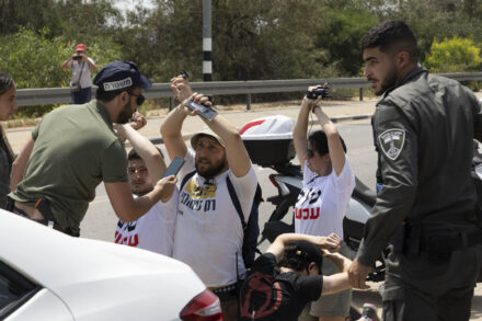 ידעתי שיעצרו אותנו בדרך. דנה מילס (מימין) בהפגנה שלום שלום עכשיו בדרך לחומש, מאי 2022 (צילום: אורן זיו)