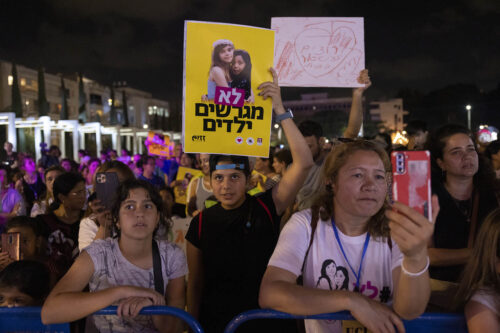 ההצעה לשלם למשפחות כסף תמורת "עזיבה מרצון" נתפסת כמבשרת מהלך של גירוש. הפגנה בכיכר הבימה נגד הגירוש, אוגוסט 2022 (צילום: אורן זיו)