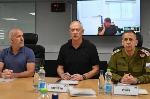 הניסיון למכור לציבור הישראלי שאפשר להכות בעזה בלי שיהיו לכך השלכות בירושלים ובגדה, או ההפך, הוא אחיזת עיניים. הרמטכ"ל אביב כוכבי ושר הביטחון בני גנץ בהערכת מצב בפיקוד הדרום (צילום: אריאל חרמוני, משרד הביטחון)