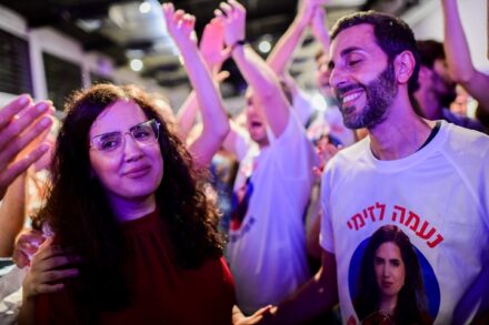 ח"כ נעמה לזימי ובעלה בערב הפריימריז במפלגת העבודה, ב-9 באוגוסט 2022 (צילום: תומר נויברג/פלאש90)