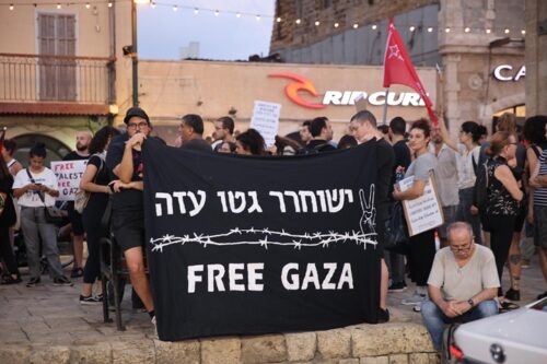 הפגנה בכיכר השעון ביפו, נגד המלחמה בעזה, ב-6 באוגוסט 2022 (צילום: אורן זיו)
