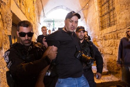 שוטרים עוצרים את הצלם אחמד ע'רבלי ליד אל אקצא, ב-7 באוגוסט 2022 (צילום: אורן זיו)