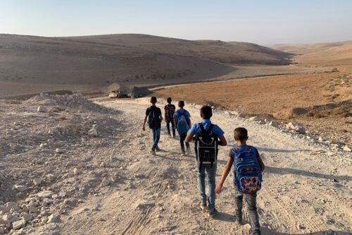 ילדים בדרך לבית הספר במסאפר יטא, ב-31 באוגוסט 2022 (צילום: באסל אל-עדרה)