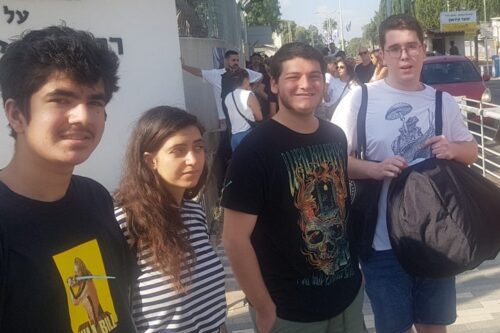 הסרבן שחר שורץ (בחולצה לבנה מימין) בבקו"ם. צילום: באדיבות רשת "מסרבות"