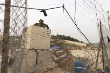 חייל שומר על פרצה בגדר ההפרדה ליד מחסום מיתר אפריל 2022 (צילום: אורן זיו)