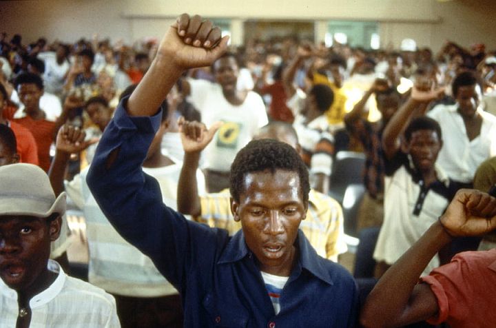 תנועת ההתנגדות בדרום אפריקה התבססה קודם כל על מאבק מקומי. עצרת מחאה ביוהנסבורג ב-1985 (צילום: האו"ם CC BY-NC-ND 2.0)