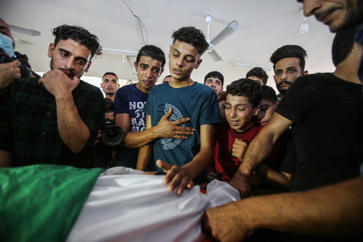 הילד היה בן חמש או שש. פלסטינים בהלוויה של ילד שנהרג בעימות האחרון בעזה, אוגוסט 2022 (צילום: עטיה מוחמד / פלאש 90) 