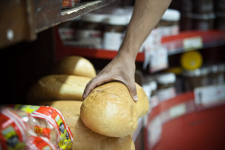 צריכת הלחם האחיד שולית בסל המזון הישראלי, גם אצל השכבות החלשות. לחם לבן ברשת שיווק (צילום: נועם מוסקוביץ' / פלאש 90)