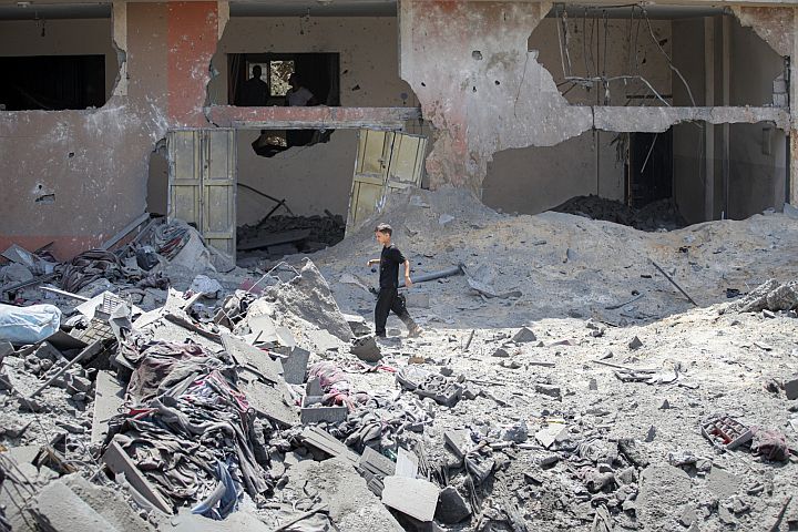 "לאנשים אין כסף לתרופה שעולה עשרה שקלים". ילד בין ההריסות מהפצצה ישראלית בעזה, אוגוסט 2022 (צילום: מוחמד זאנון / אקטיבסטילס)