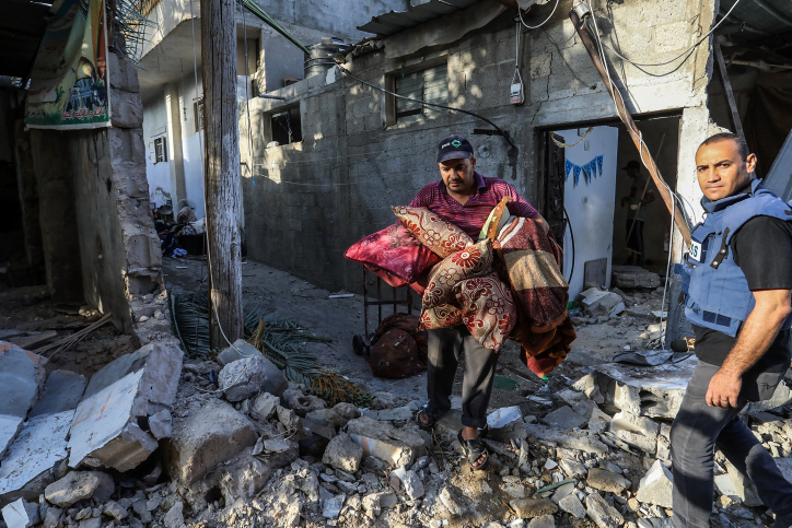 אנשים רוצים לברוח. פלסטיני מפנה חפצים מביתו שהופצץ ברפיח, אוגוסט 2022 (צילום: עליה מוחמד / פלאש 90)