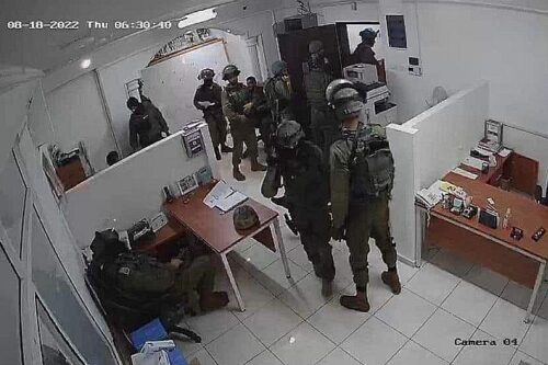 חיילים מחרימים הלילה ציוד במשרדי הארגון העולמי להגנה על הילדים באל בירה (צילום: מצלמות האבטחה)