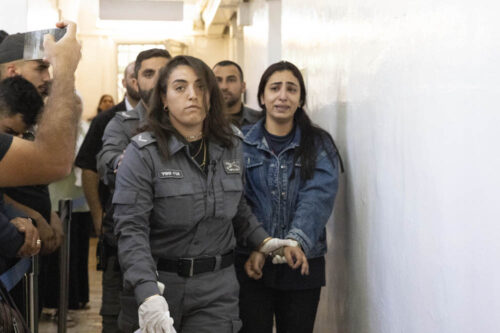 העיתונאית למא ע׳ושה מובאת לדיון בבית המשפט השלום בירושלים, 12 בספטמבר 2022 (צילום: אורן זיו)