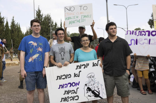 הסרבנים שחר שורץ, נוה שבתאי-לוין, עינת גרליץ, ואביתר רובין מחוץ לבקו״ם, 4 בספטמבר 2022 (צילום: אורן זיו)