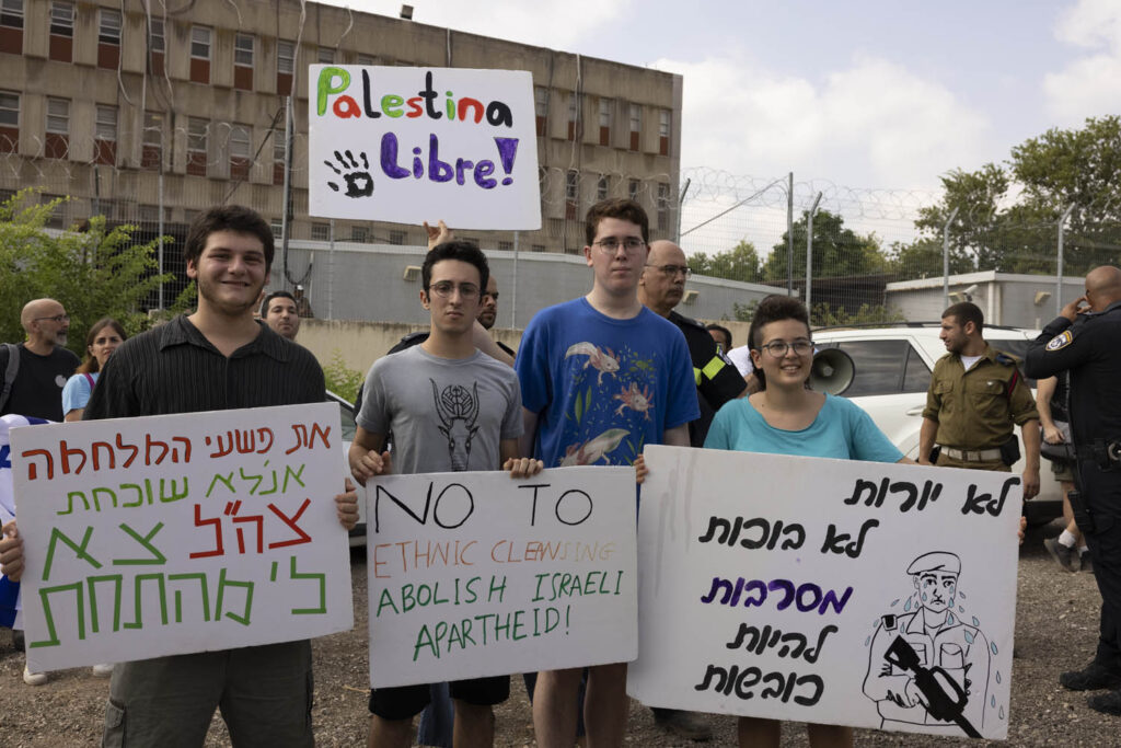הסרבנים שחר שורץ, נוה שבתאי-לוין, עינת גרליץ, ואביתר רובין מחוץ לבקו״ם, 4 בספטמבר 2022 (צילום: אורן זיו)