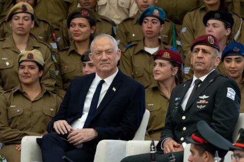 בדומה לאבו מאזן, הצבא ושירות הביטחון הכללי מתפקדים כקבלן שליטה בפלסטינים מטעם הממשלה והחברה. הרמטכ"ל אביב כוכבי ושר הביטחון בני גנץ באירוע לכבוד חיילים מצטיינים ביום העצמאות ה-74, 5 במאי 2022 (יונתן זינדל / פלאש 90)