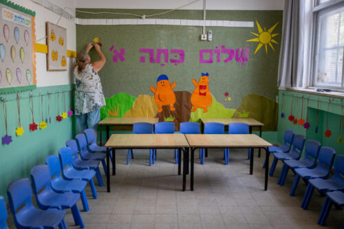 מורה מכינה את הכיתה לפתיחת שנת הלימודים בבית ספר בירושלים, ב-31 באוגוסט 2022 (צילום: יונתן זינדל / פלאש90)