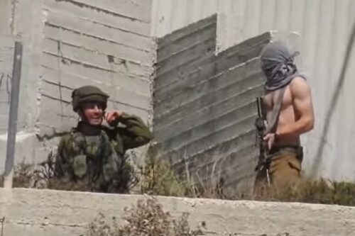 בין עוריף לתוואני עובר עוד קו עקום אחד. צילום מסך מתוך סרטון "בצלם" המתעד ירי של איש במכנסיים צבאיים על תושבים פלסטינים בכפר עוריף, 14 במאי 2021