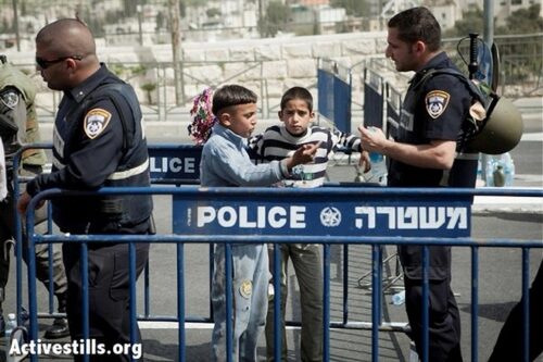 ילדים פלסטינים במחסום בוואדי ג'וז בירושלים המזרחית (צילום: שירז גרינבאום / אקטיבסטילס)