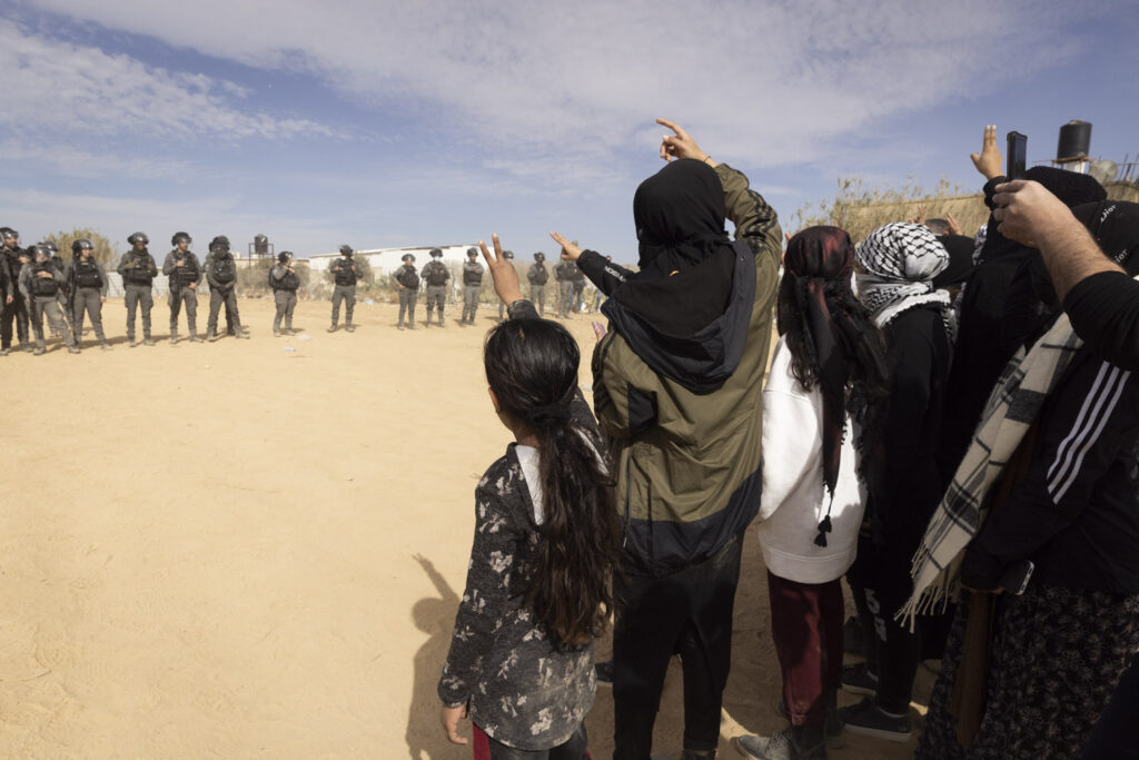 המפגינים מתוארים כ"אוכלוסייה עבריינית". צעירות בדואיות מפגינות נגד הנטיעות בסעווה אל-אטרש (צילום: אורן זיו)