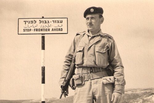 הקו הירוק הוא נוכחות מתמדת אצל הפלסטינים. קצין מג"ב על הקו הירוק ב-1955 (צילום: אוסף משמר הגבול, ויקימדיה)
