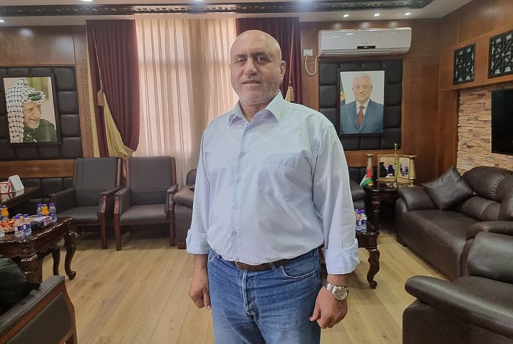 "ישראל נכנסת בלילה ורוצה שאני נשמור ביום". מושל ג'נין אכרם רג'וב במשרדו (צילום: יובל אברהם)