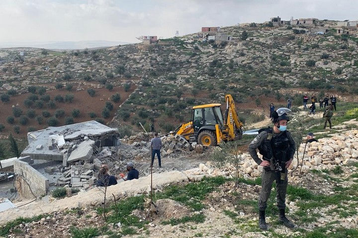 עשרות שנים של עבודה יילכו לטימיון. הריסה בחאלת א-דבע ב-2021 (צילום: באסל אל אדרה)