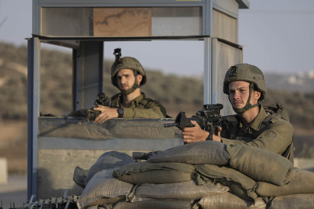 חיילים בודקים פלסטינים במחסום בית פוריק, ביציאה משכם (צילום: אורן זיו)